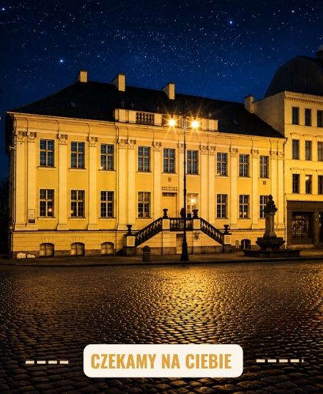 Gmach oświetlonej biblioteki w nocy z napisem: czekamy na ciebie.