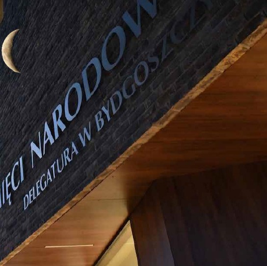 Fasada Instytutu Pamięci Narodowej w nocy.