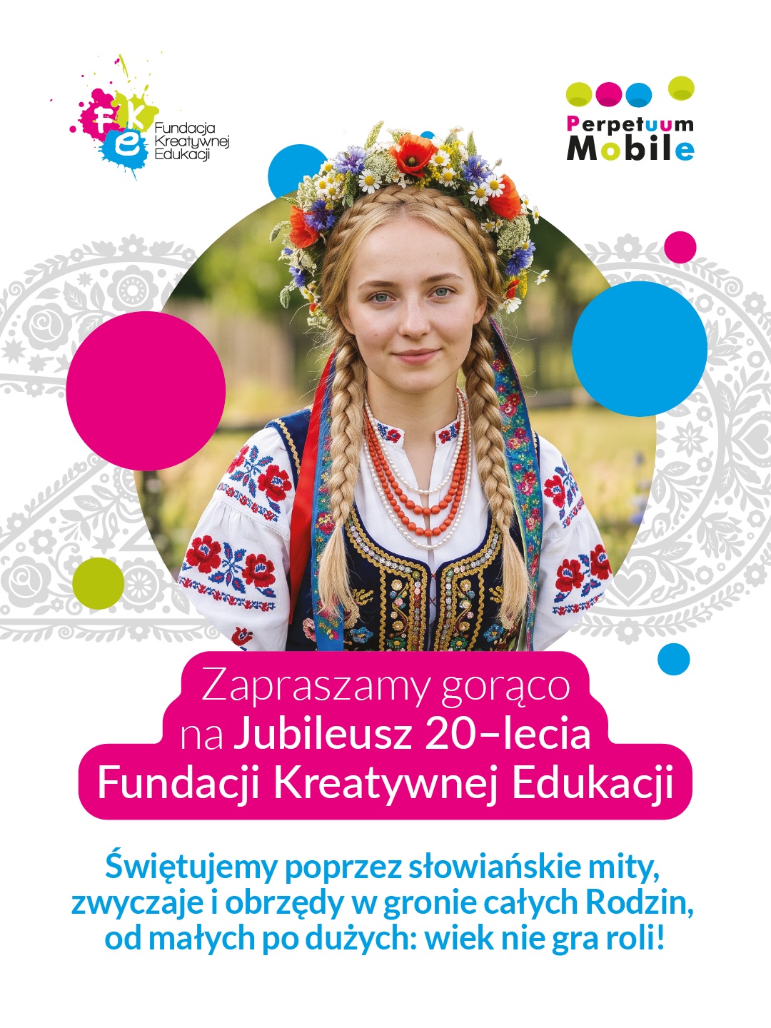 Młoda kobieta z jasnymi warkoczami, wiankiem na głowie, w stroju regionalnym oraz zaproszeniem do udziału w wydarzeniu.