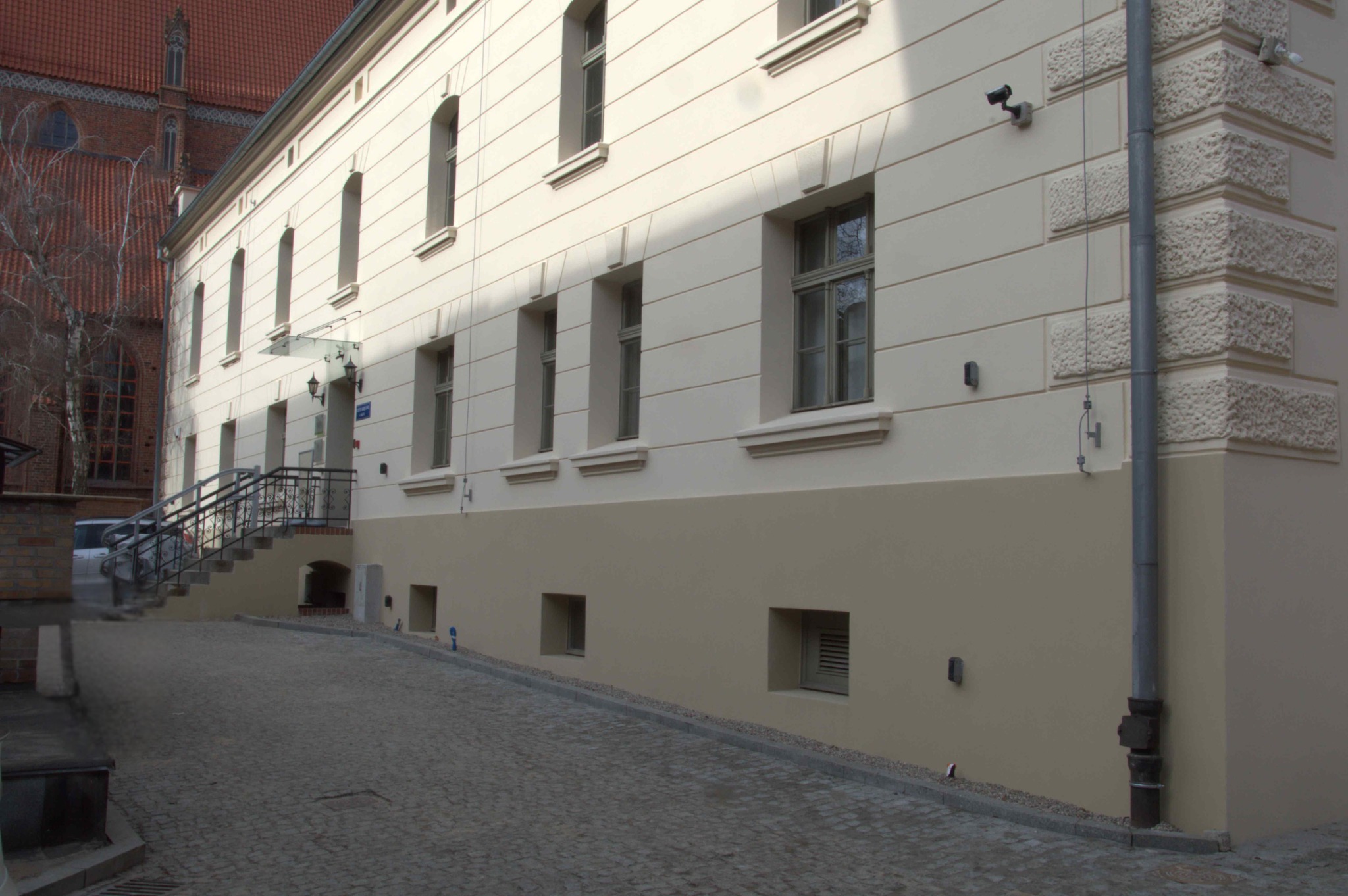 Jasny budynek poklasztorny, w którym mieści się Muzeum Okręgowe w Toruniu.