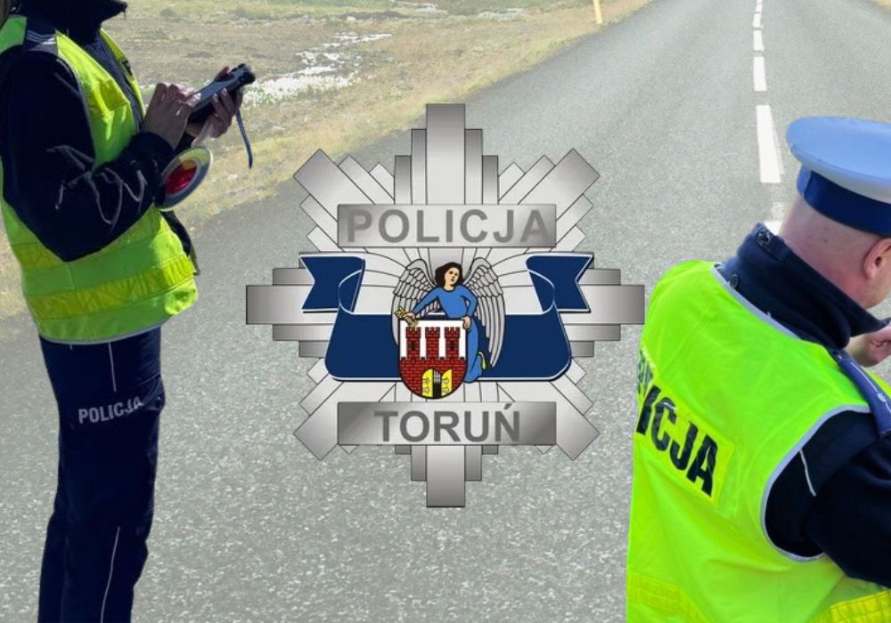 Dwoje policjantów na drodze i logo policji Toruń.