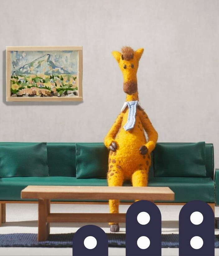 Kadr z filmu animowanego: żyrafa siedzi na kanapie.