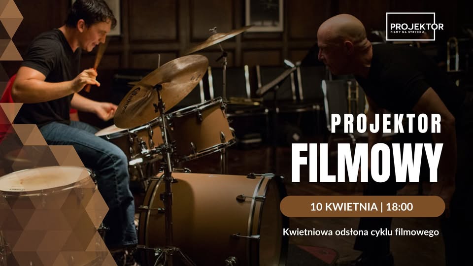 Mężczyzna grający na perkusji oraz napis Projektor Filmowy.
