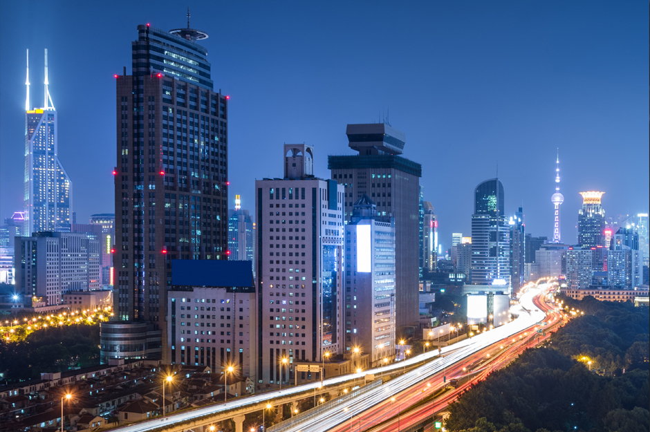 Nowoczesne miasto, wysokie budynki i oświetlone ulice.