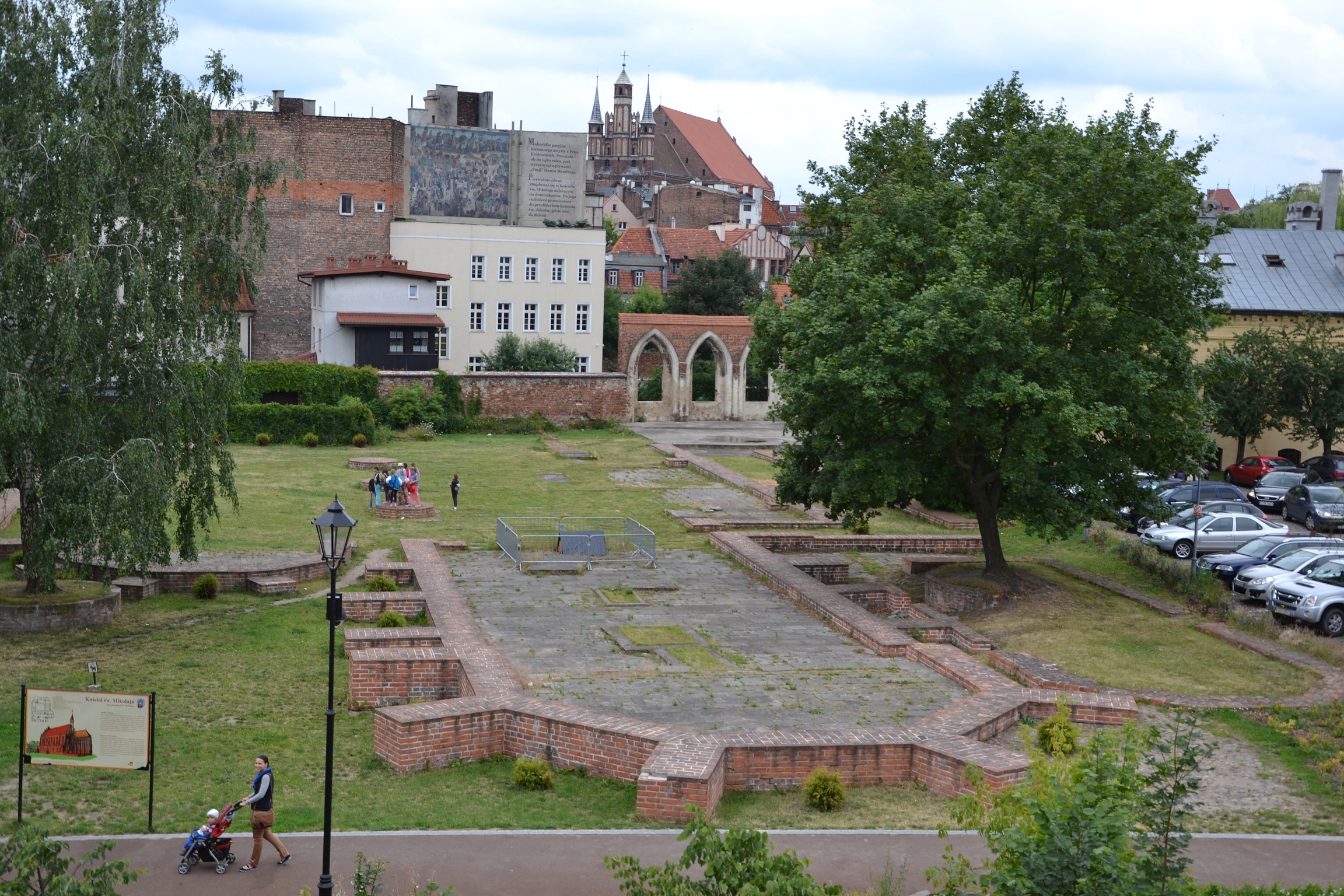 Plac w Toruniu z pozostałościami klasztoru i kościoła.