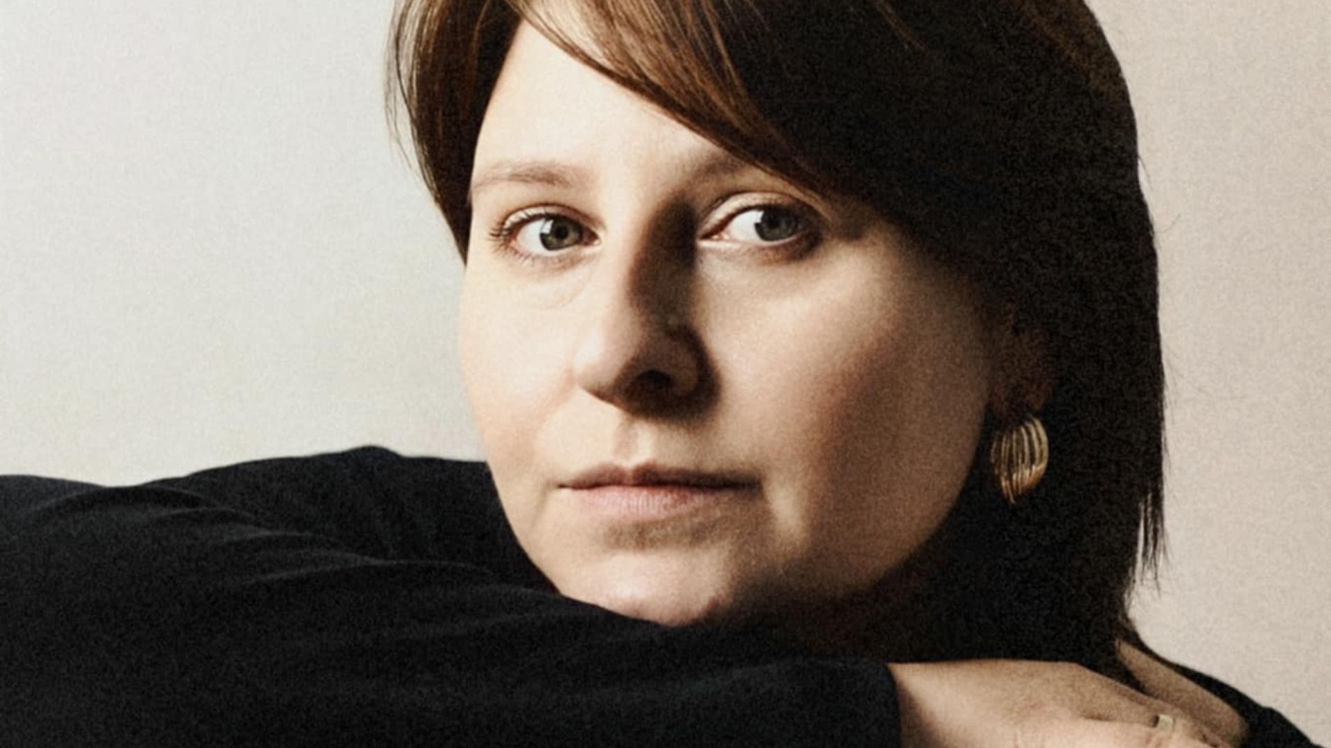 Zdjęcie portretowe ciemnowłosej kobiety.