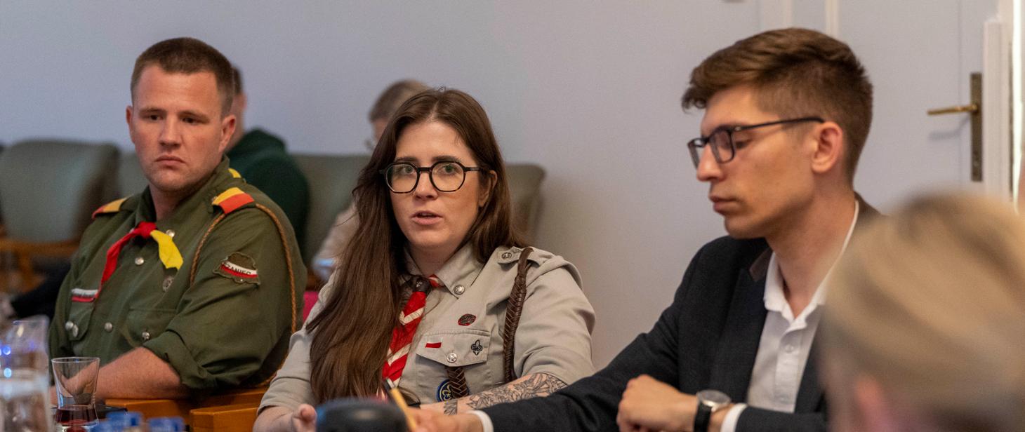 Troje instruktorów w mundurach harcerskich.