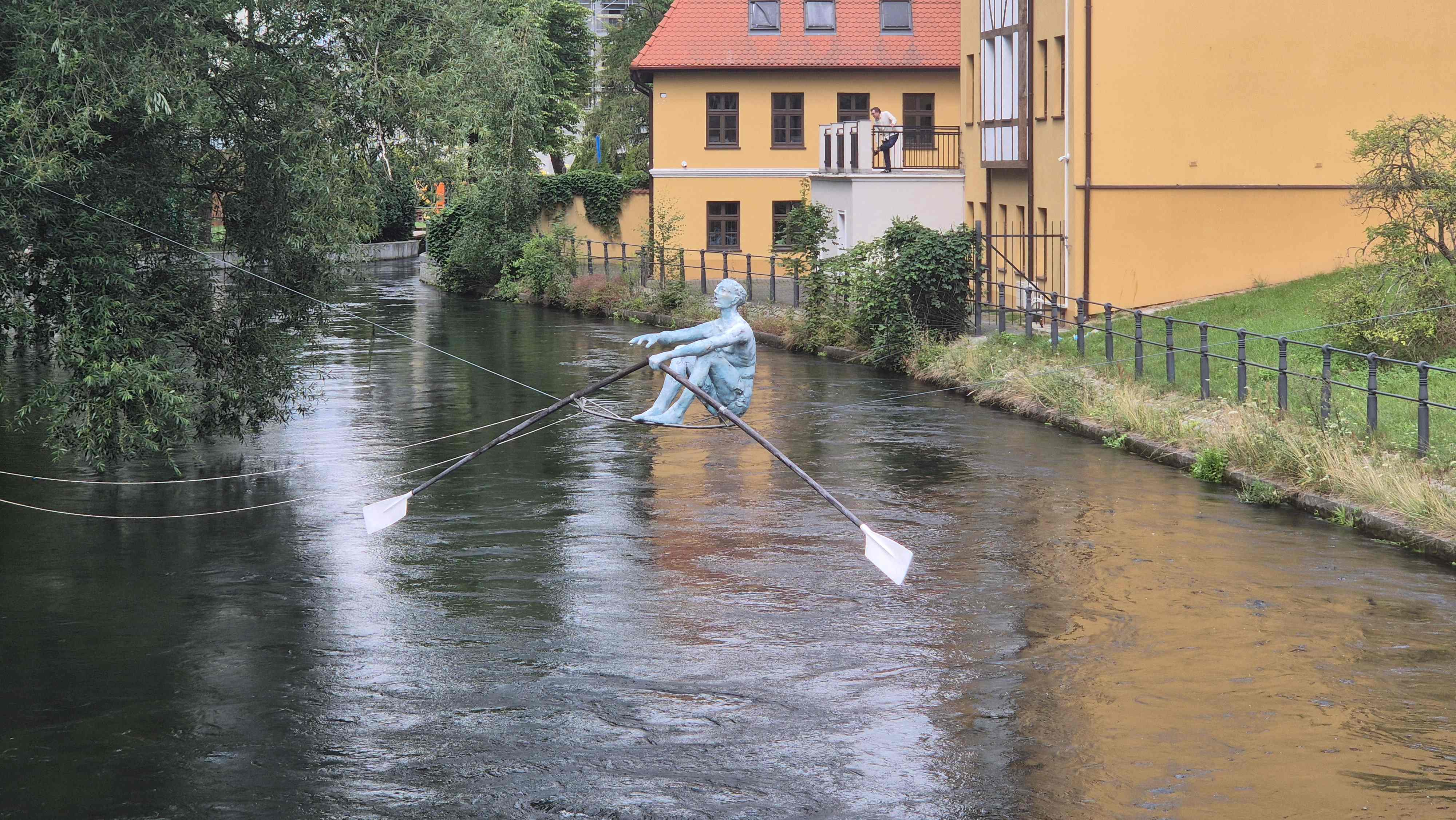 Rzeźba mężczyzny nad wodą.