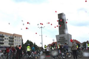 Kolejny przystanek na trasie rajdu - Plac Wolności: moment wypuszczenia biało-czerwonych balonów