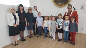 Grzegorz Nazaruk z nagrodzonymi dziećmi oraz zaproszonymi gośćmi