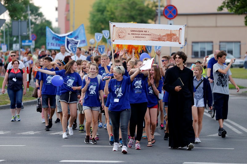 Ilona Dybicz na czele pochodu podczas Astrofestiwalu w Kruszwicy w 2015 roku. Fot. Mikołaj Kuras