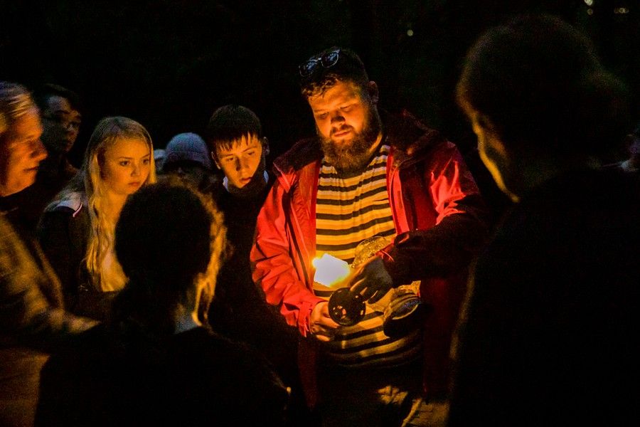 Młodzi Szkoci zapalili znicze w miejscach pamięci w Toruniu, fot. Andrzej Goiński