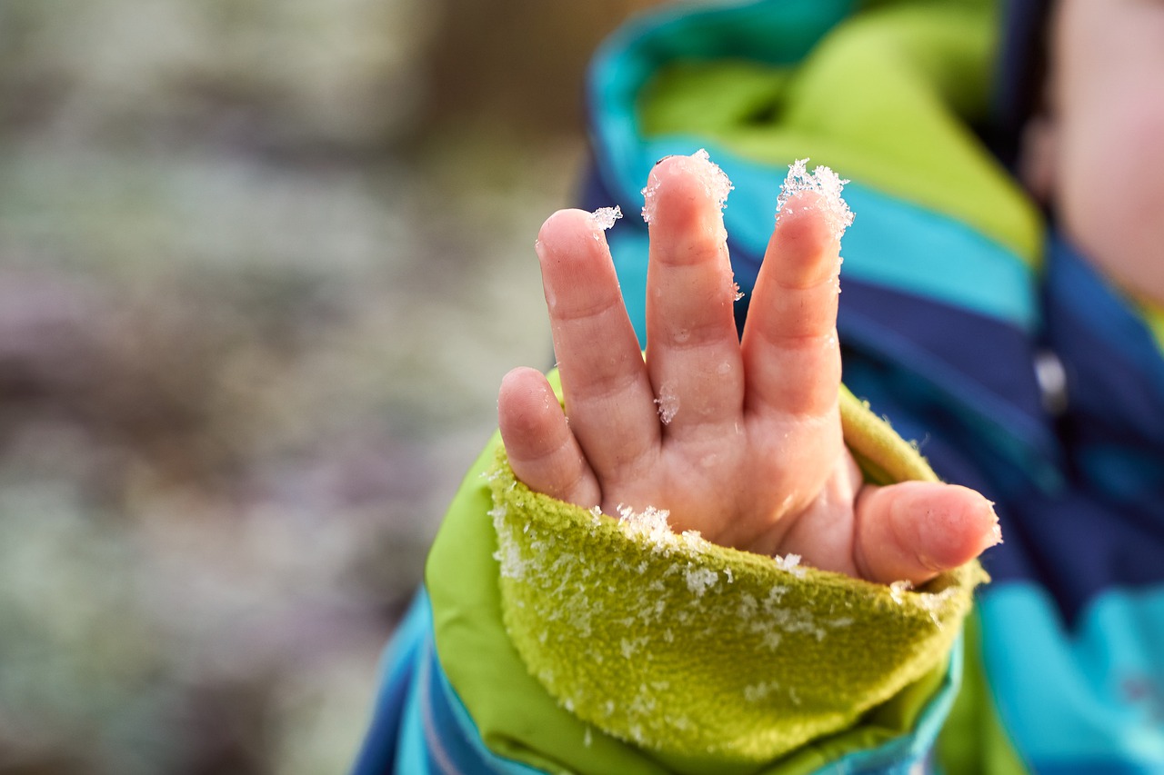 Ręka dziecka w śniegu, Pixabay