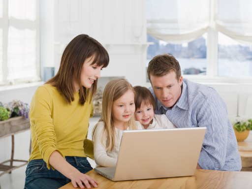 Rodzice z dziećmi przy laptopie, Canva