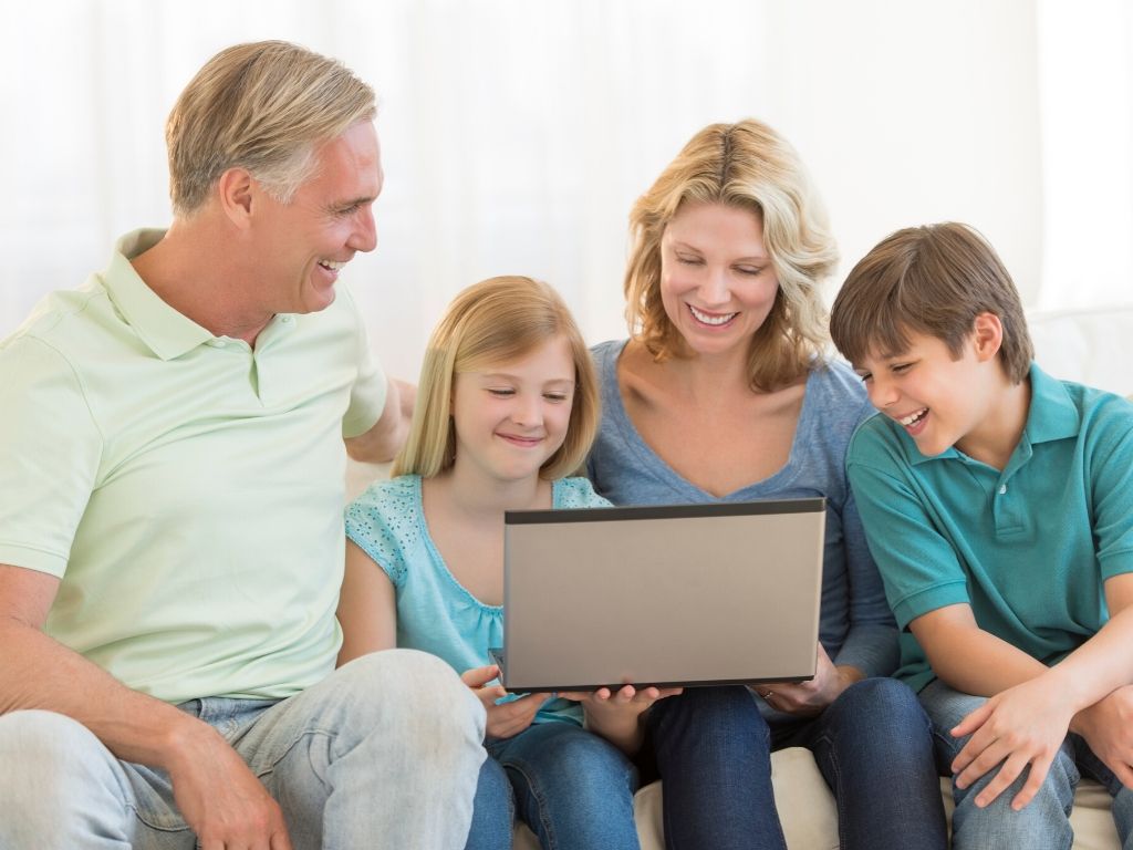 Rodzice i dzieci korzystają z laptopa