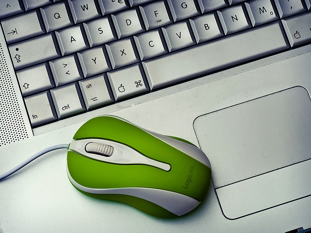 klawiatura laptopa i mysz komputerowa