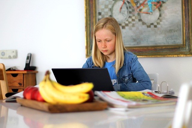 dziewczyna przy laptopie