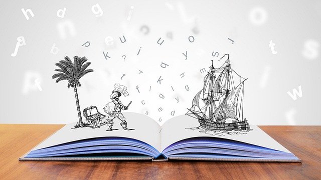 Otwarta książka a na jej kartach wizerunek statku pirackiego, pirat, skrzynia skarbów oraz palma