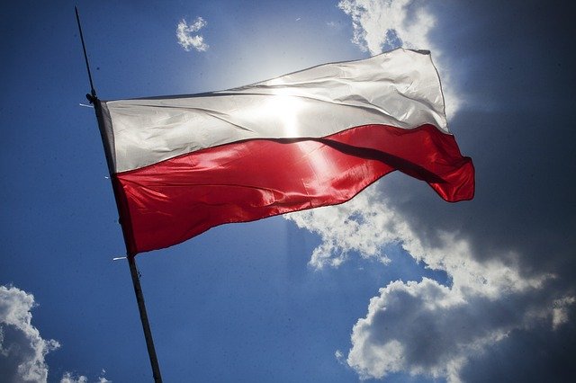 biało-czerwona flaga Polski powiewająca na tle nieba