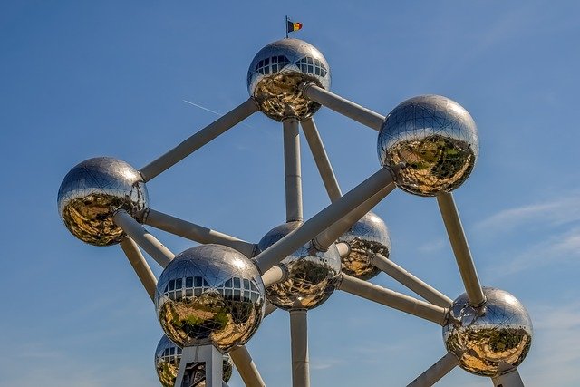 Atomium w dzielnicy Laeken na przedmieściach Brukseli (Dimitris Vetsikas z Pixabay)