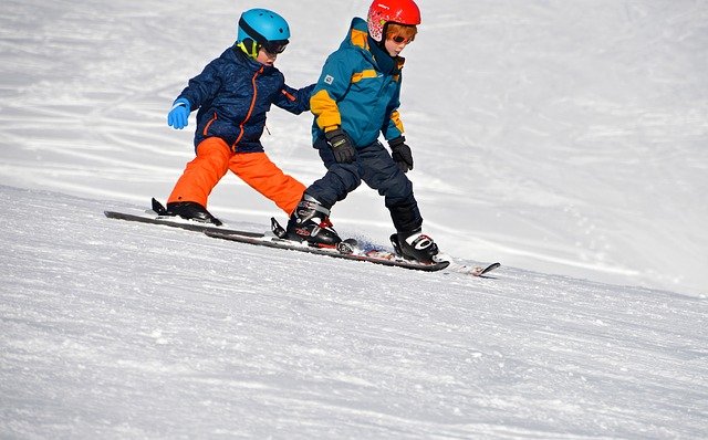 dzieci jadą na nartach