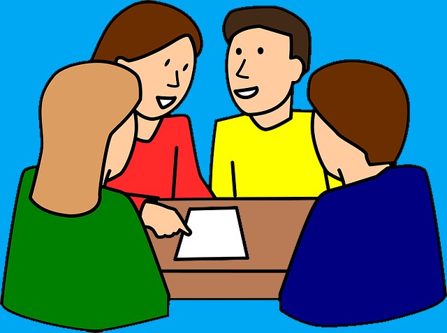 Cztery postacie rozmawiają przy stoliku.