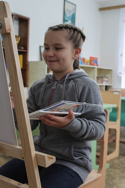 dziewczynka maluje obraz, Diana_Lazartseva z Pixabay
