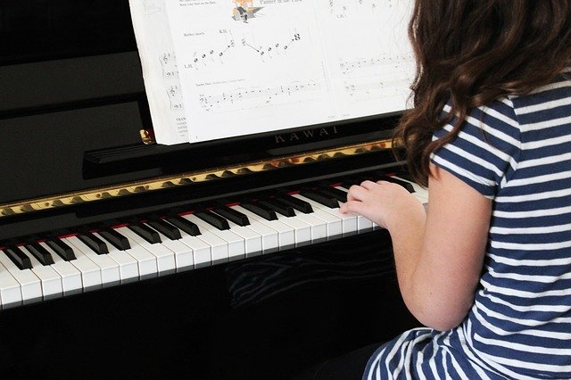 dziewczynka gra na fortepianie