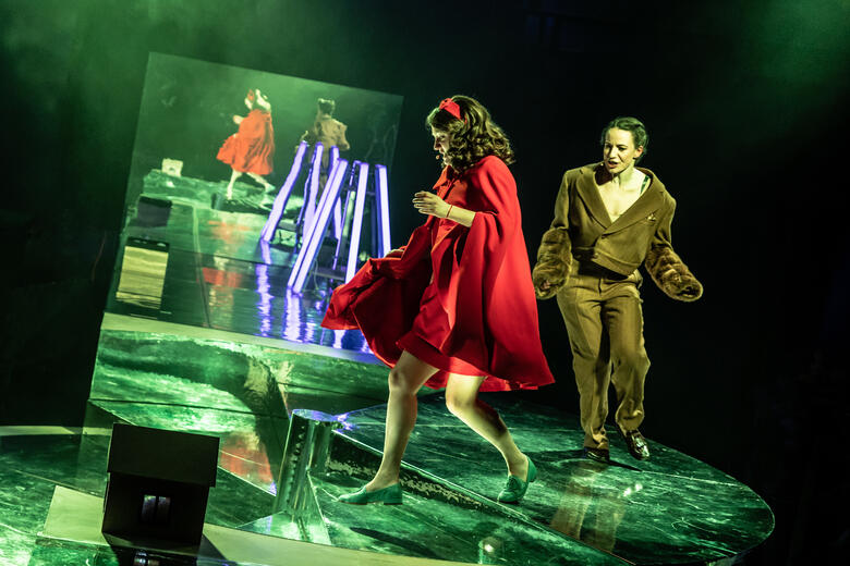 Scena ze spektaklu Czerwony Kapturek, fot. Natalia Kabanow