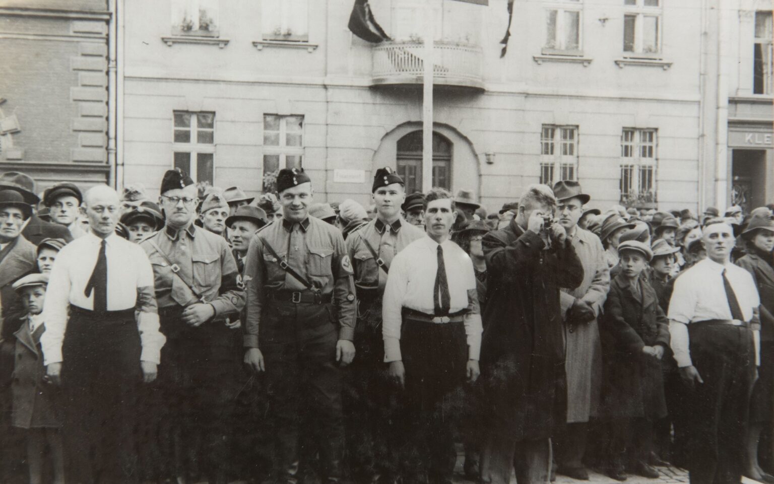 Apel członków Selbstschutzu na Rynku Staromiejskim, Fot. Hermann Spychalski, 15 października 1939 r., ze zbiorów Archiwum Państwowego w Toruniu