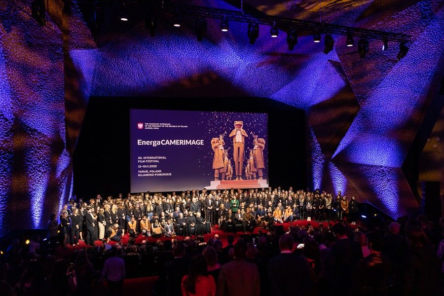 Uczestnicy festiwalu Camerimage 2022 na scenie podczas uroczystej gali zamknięcia festiwalu