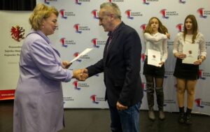 Trener LKKK Paweł Olszewski odbiera nagrodę