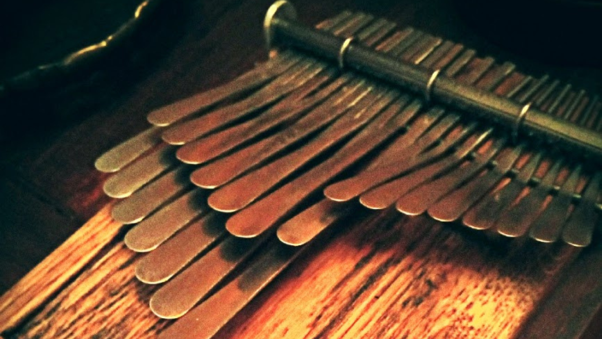 Kalimba - instrument muzyczny blaszkowy, składający się z deseczki, do której przymocowano metalowe języczki
