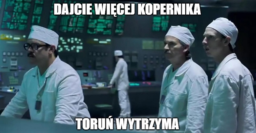 Kadr z miniserialu "Czarnobyl" (reż. Johan Renck) z 2019 roku z tekstem: Dajcie więcej Kopernika - Toruń wytrzyma.