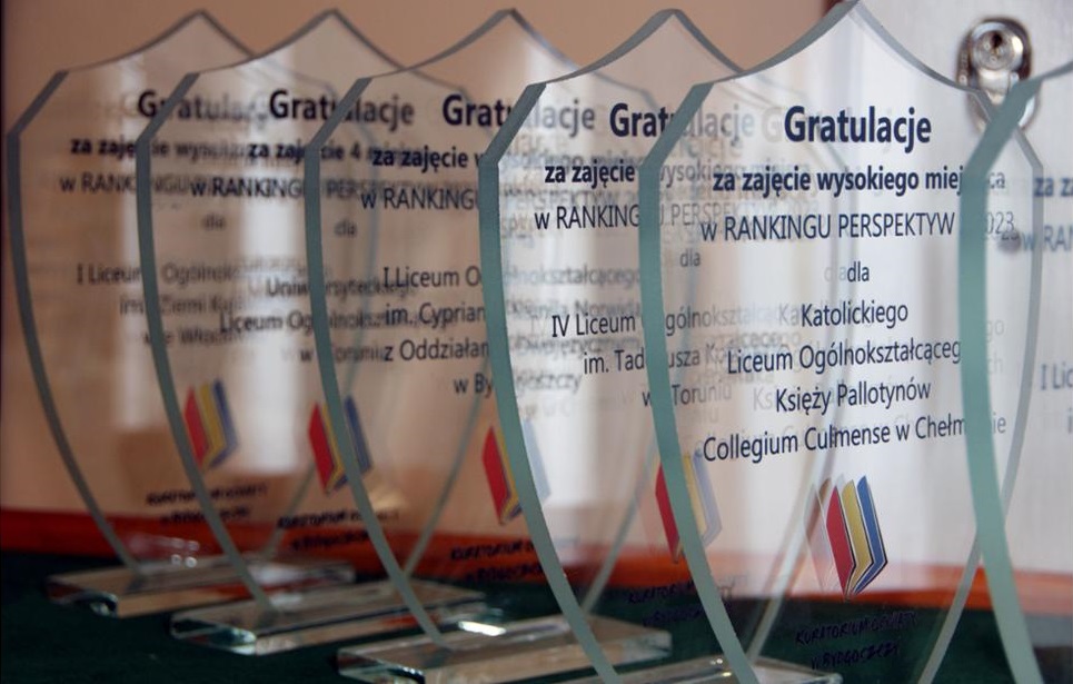Szklane statuetki dla laureatów rankingu