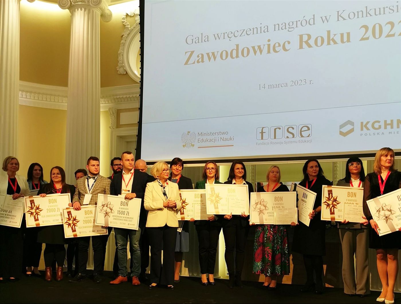 Grupa osób na gali wręczenia nagród w konkursie "Zawodowiec Roku 2022".