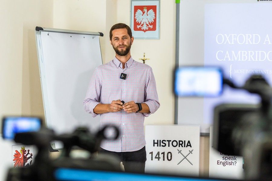 Nauczyciel w Kujawsko-Pomorskiej Szkole Internetowej.