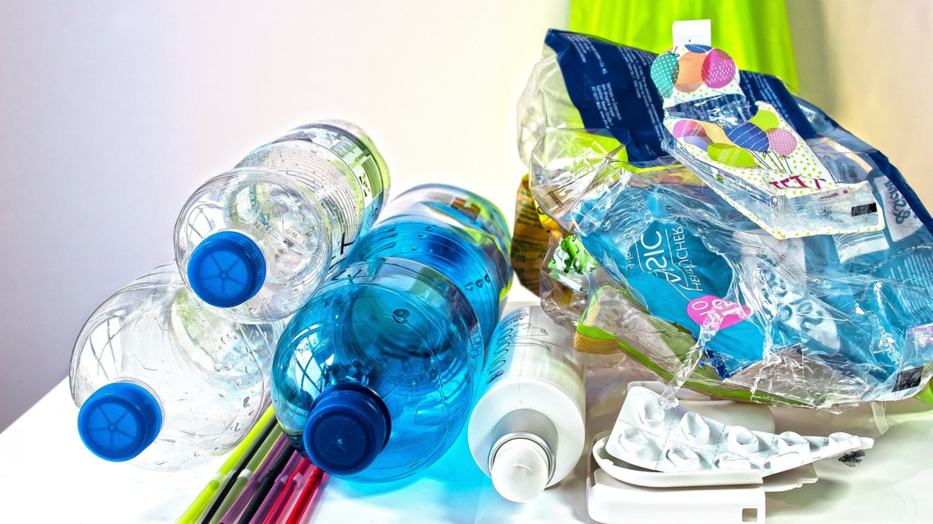 Plastikowe puste butelki i foliowe opakowania