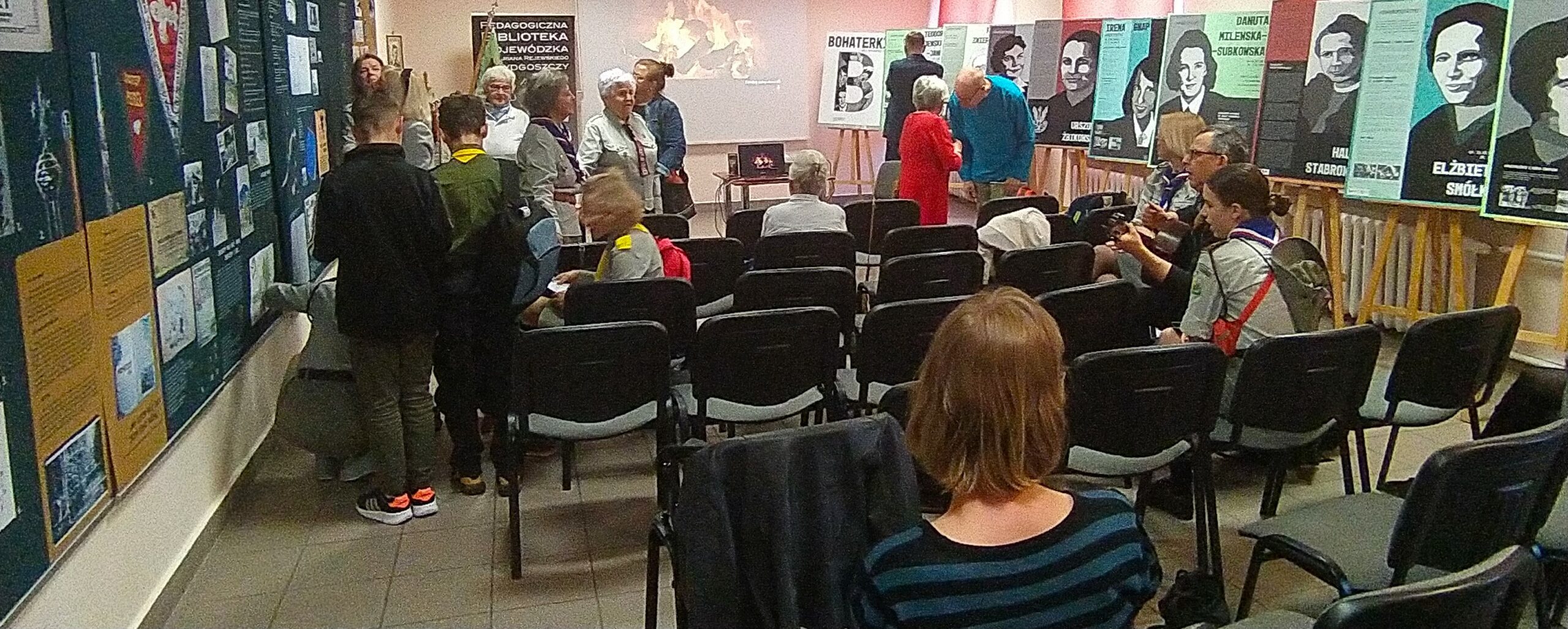 Kilkanaście osób ogląda wystawy w Muzeum Oświaty.