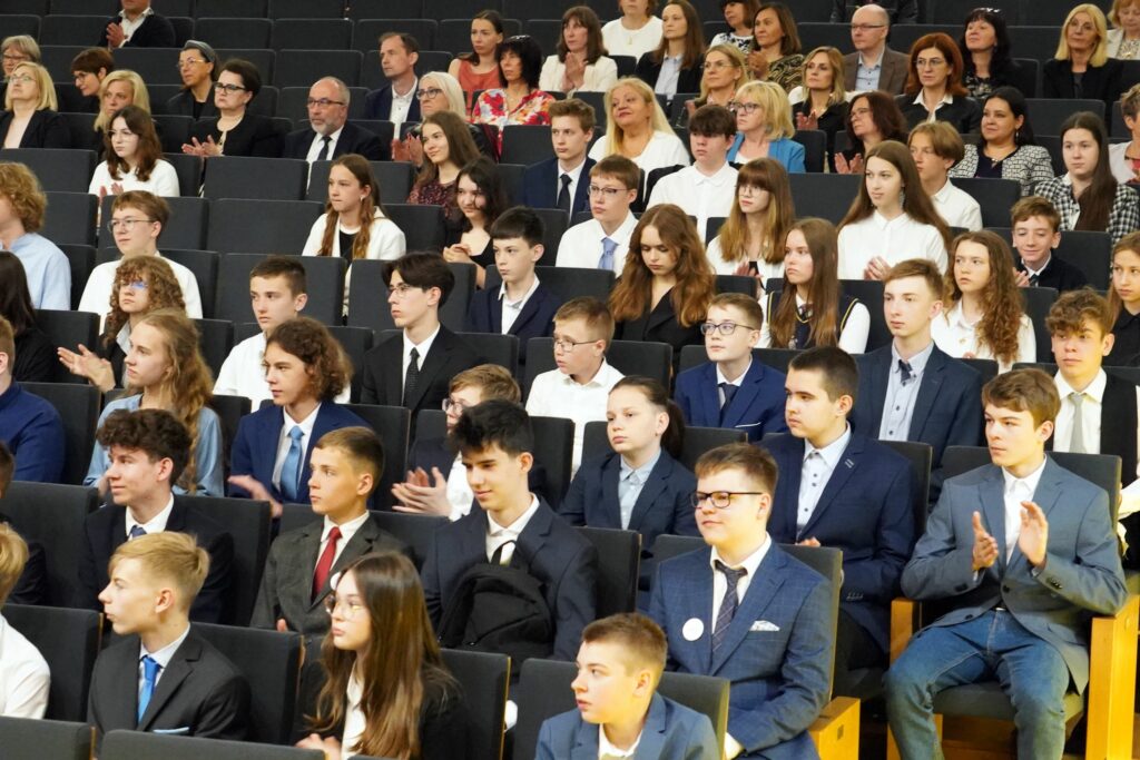Uczniowie zgromadzeni w auli UMK w Toruniu.