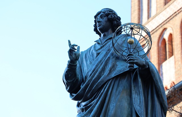Fragment pomnika Mikołaja Kopernika. Uczony wskazuje palcem na niebo, w drugiej ręce trzyma astrolabium