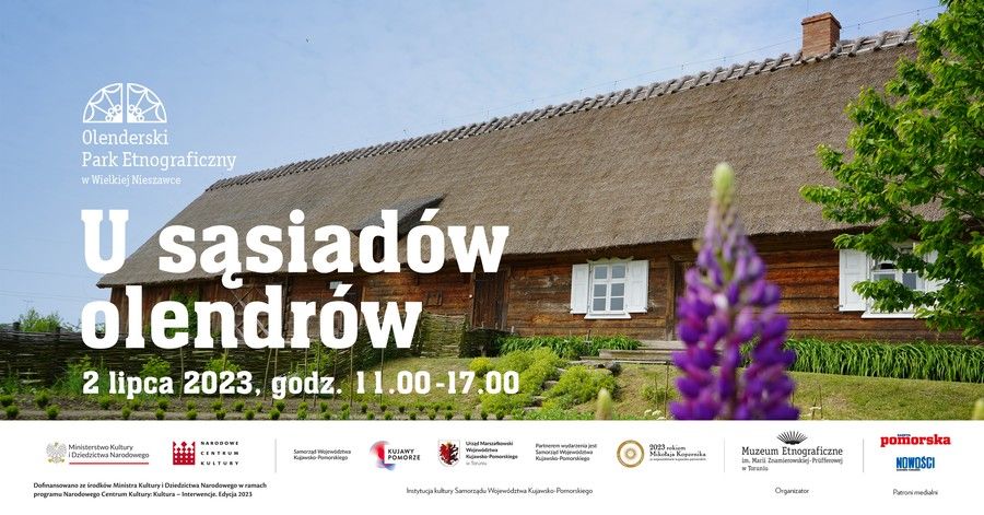Plakat U sąsiadów olendrów, drewniana chata z bielonymi oknami kryta strzechą, na pierwszym planie fioletowy kwiat łubinu, pod spodem logotypy organizatorów