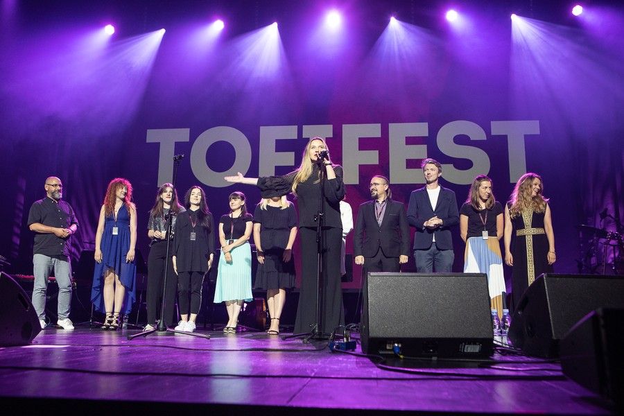 Wydarzenie na festiwalu Toffifest, na scenie w rzędzie stoją twórcy