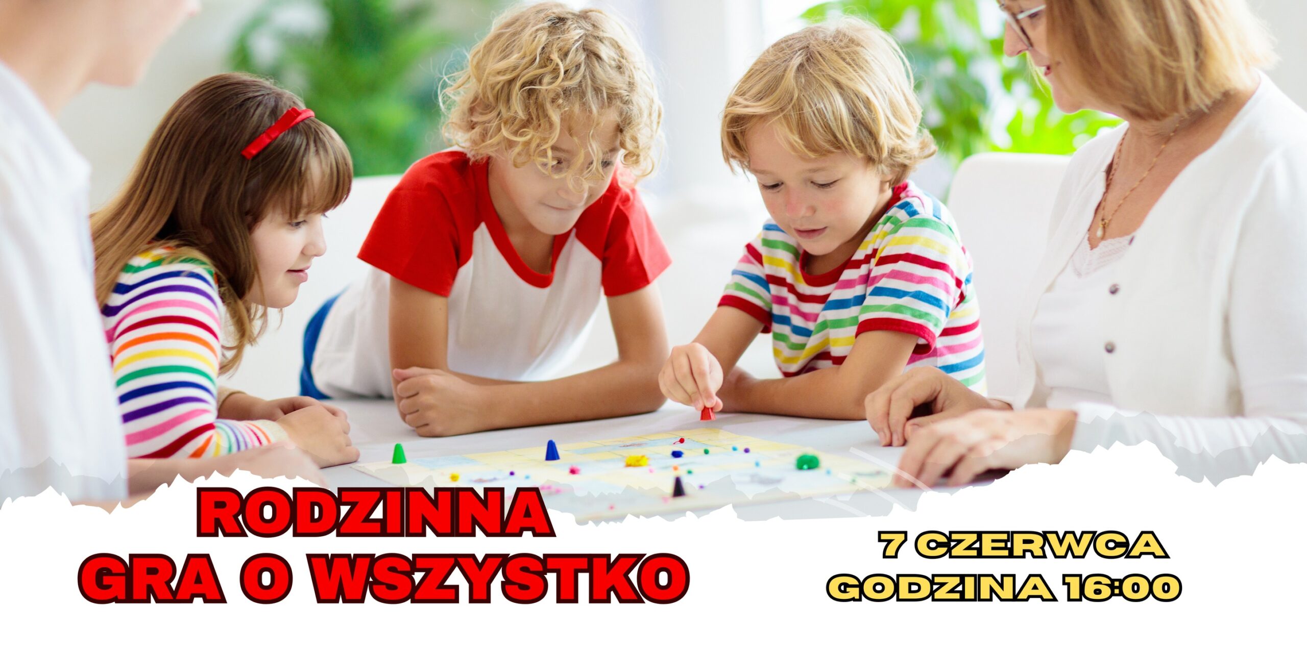 Troje uśmiechniętych dzieci oraz dwoje dorosłych gra w grę planszową