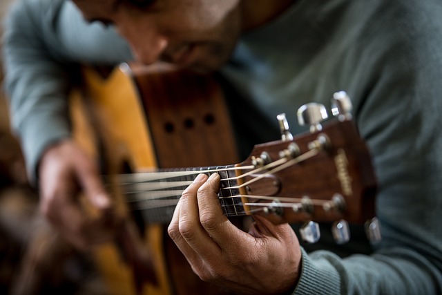 mężczyzna gra na gitarze