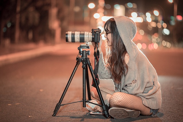dziewczyna siedząca na ulicy z aparatem fotograficznym