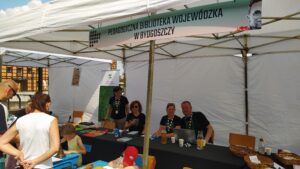 Stoisko Pedagogicznej Biblioteki Wojewódzkiej w Bydgoszczy.