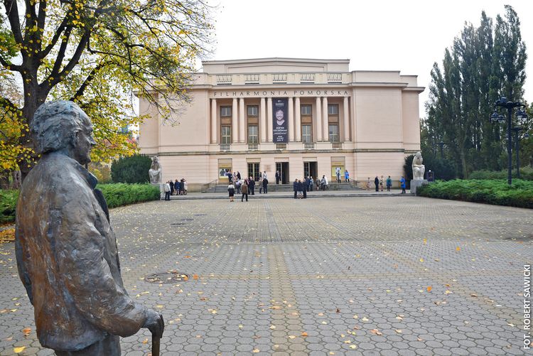 Pomnik Andrzeja Szwalbego z brązu przed budynkiem Filharmonii Pomorskiej w Bydgoszczy
