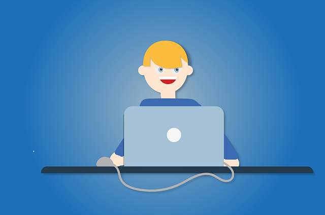 Grafika wektorowa: uśmiechnięty chłopiec siedzi przed laptopem