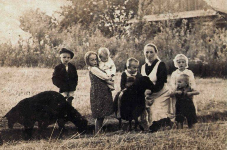 Kobieta i pięcioro dzieci na starej fotografii.